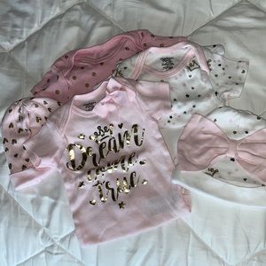 6 onsies.Gerber organic onsies and hats 0-6 months